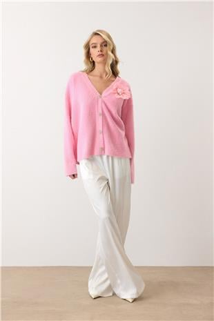 Kadın Pembe Çiçek Aksesuarlı Düğme Kapamalı Derin V Yaka Hırka VS00912