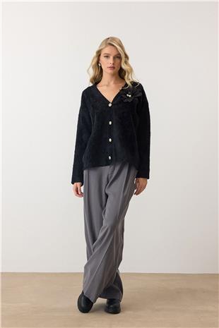 Kadın Siyah Çiçek Aksesuarlı Düğme Kapamalı Derin V Yaka Hırka VS00912