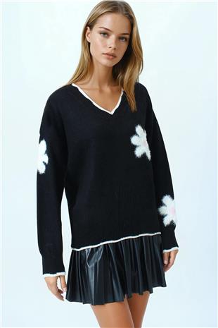 Kadın Siyah Çiçek Detaylı Bisiklet Yaka Püsküllü Triko Kazak VS01054