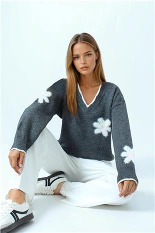 Kadın Gri Çiçek Detaylı Bisiklet Yaka Püsküllü Triko Kazak VS01054