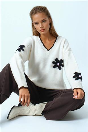 Kadın Ekru Çiçek Detaylı Bisiklet Yaka Püsküllü Triko Kazak VS01054