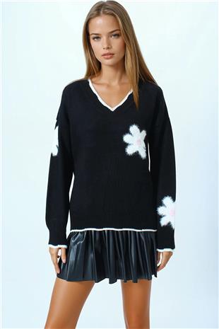 Kadın Siyah Çiçek Detaylı Bisiklet Yaka Püsküllü Triko Kazak VS01054