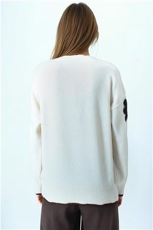 Kadın Ekru Çiçek Detaylı Bisiklet Yaka Püsküllü Triko Kazak VS01054