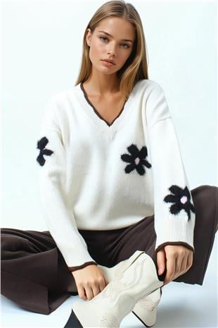 Kadın Ekru Çiçek Detaylı Bisiklet Yaka Püsküllü Triko Kazak VS01054