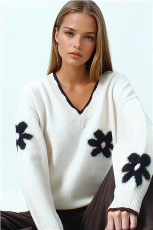 Kadın Ekru Çiçek Detaylı Bisiklet Yaka Püsküllü Triko Kazak VS01054