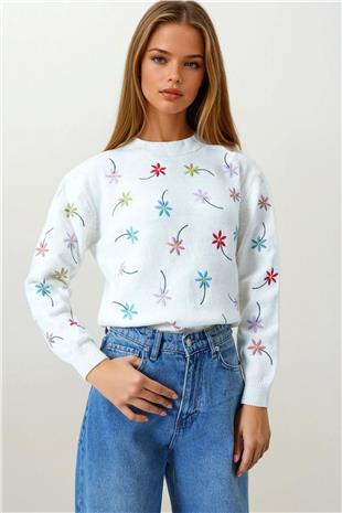 Kadın Ekru Çiçek İşlemeli Dik Yaka Triko Kazak VS00858