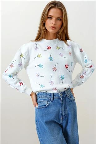 Kadın Ekru Çiçek İşlemeli Dik Yaka Triko Kazak VS00858