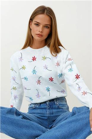 Kadın Ekru Çiçek İşlemeli Dik Yaka Triko Kazak VS00858