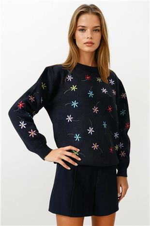 Kadın Siyah Çiçek İşlemeli Dik Yaka Triko Kazak VS00858