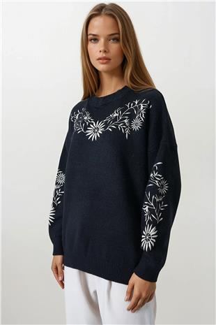 Kadın Siyah Çiçek Nakışlı Bisiklet Yaka Triko Kazak VS00862