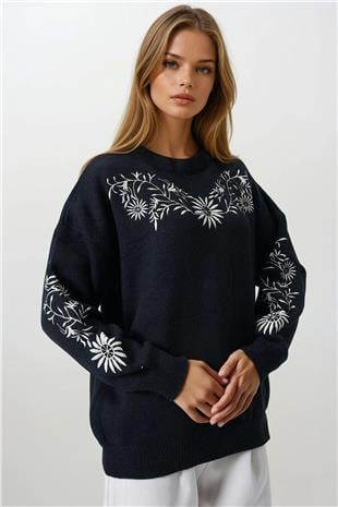 Kadın Siyah Çiçek Nakışlı Bisiklet Yaka Triko Kazak VS00862