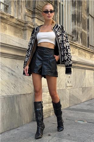 Kadın Siyah Çif Cepli Fermuar Kapamalı Deri Şort VS00718