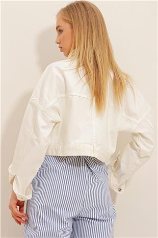 Kadın Beyaz Çift Cepli Fermuarlı Crop Denim Ceket ALC-X9899