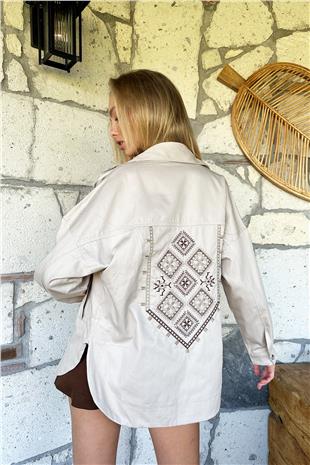 Kadın Bej Çift Cepli Omuzları Ve Sırtı Nakışlı Çıtçıt Kapamalı Oversize Gabardin Ceket ALC-X11002