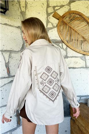 Kadın Bej Çift Cepli Omuzları Ve Sırtı Nakışlı Çıtçıt Kapamalı Oversize Gabardin Ceket ALC-X11002