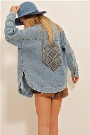 Kadın Mavi Çift Cepli Omuzları Ve Sırtı Nakışlı Oversize Jean Ceket ALC-X10808