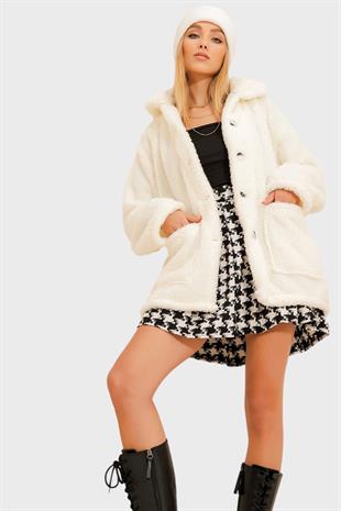 Kadın Ekru Çift Cepli Önü Düğmeli Oversize Peluş Ceket ALC-X11149