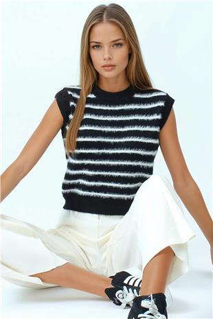 Kadın Siyah Çizgili Bisiklet Yaka Kolsuz Püsküllü Triko Bluz VS01053