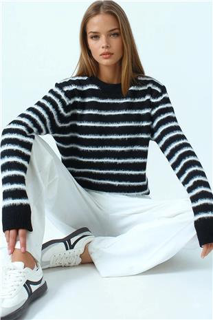 Kadın Siyah Çizgili Tüylü Dokulu Bisiklet Yaka Triko Kazak VS01052