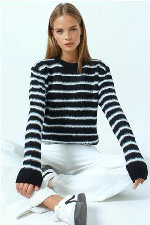 Kadın Siyah Çizgili Tüylü Dokulu Bisiklet Yaka Triko Kazak VS01052