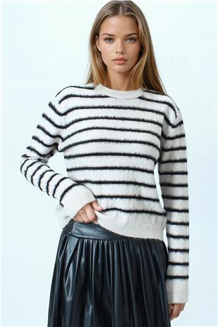 Kadın Beyaz Çizgili Tüylü Dokulu Bisiklet Yaka Triko Kazak VS01052