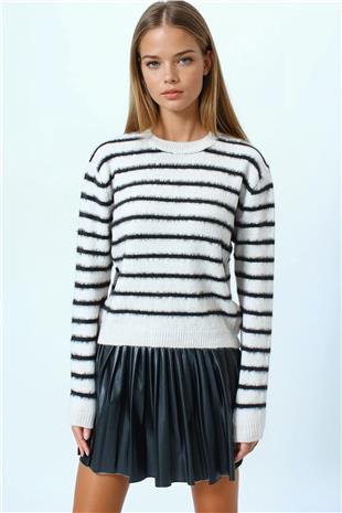 Kadın Beyaz Çizgili Tüylü Dokulu Bisiklet Yaka Triko Kazak VS01052