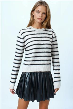 Kadın Beyaz Çizgili Tüylü Dokulu Bisiklet Yaka Triko Kazak VS01052