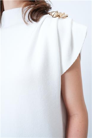 Kadın Beyaz Dik Yaka Omuz Drape Ve Metal Aksesuarlı Yün Karışımlı Tasarım Kazak VS01183