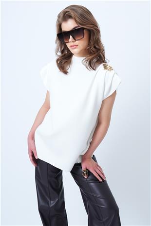 Kadın Beyaz Dik Yaka Omuz Drape Ve Metal Aksesuarlı Yün Karışımlı Tasarım Kazak VS01183