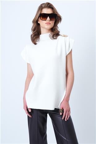 Kadın Beyaz Dik Yaka Omuz Drape Ve Metal Aksesuarlı Yün Karışımlı Tasarım Kazak VS01183