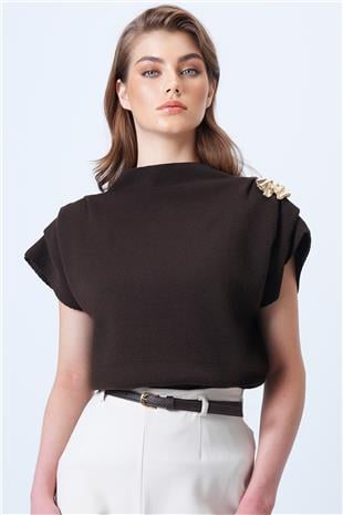 Kadın Kahverengi Dik Yaka Omuz Drape Ve Metal Aksesuarlı Yün Karışımlı Tasarım Kazak VS01183