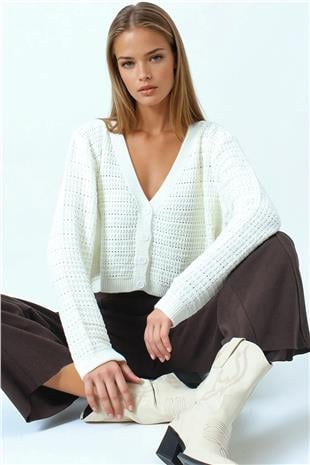 Kadın Ekru Dokulu Örgü Desenli Uzun Kollu Düğmeli Triko Hırka VS01049