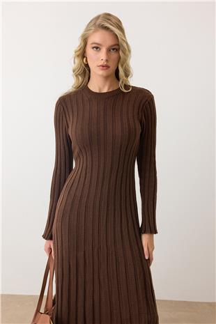 Kadın Kahverengi Düz Kesim Uzun Kollu Triko Elbise VS00887
