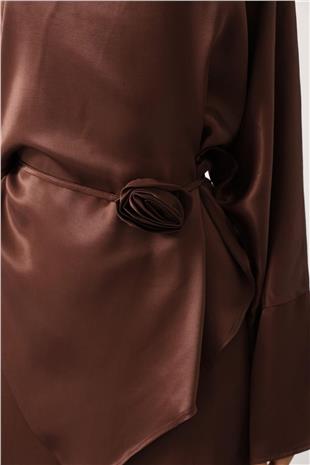 Kadın Kahve Gül Broşlu Beli Bağlamalı Asimetrik Kesim Bluz Ve Beli Lastikli Pantolon Saten Takım VS01139