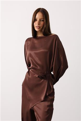 Kadın Kahve Gül Broşlu Beli Bağlamalı Asimetrik Kesim Bluz Ve Beli Lastikli Pantolon Saten Takım VS01139