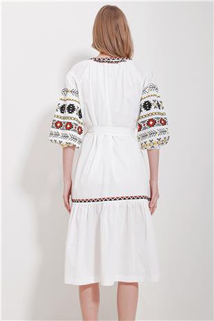 Kadın Beyaz Hakim Yaka Balon Kol İçi Astarlı Kemerli Nakış İşlemeli Elbise ALC-X11571