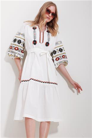 Kadın Beyaz Hakim Yaka Balon Kol İçi Astarlı Kemerli Nakış İşlemeli Elbise ALC-X11571