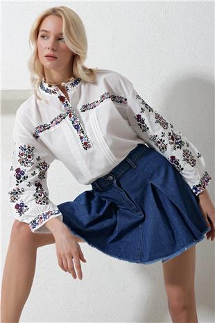 Kadın Beyaz Hakim Yaka Düğme Detaylı Nervürlü Nakışlı Dokuma Bluz ALC-X11927