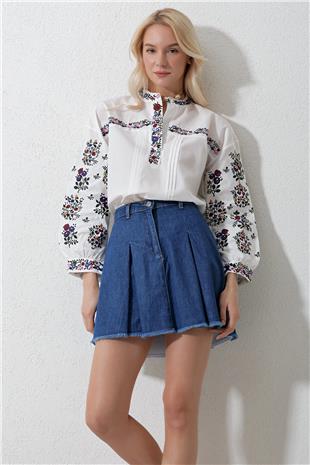 Kadın Beyaz Hakim Yaka Düğme Detaylı Nervürlü Nakışlı Dokuma Bluz ALC-X11927