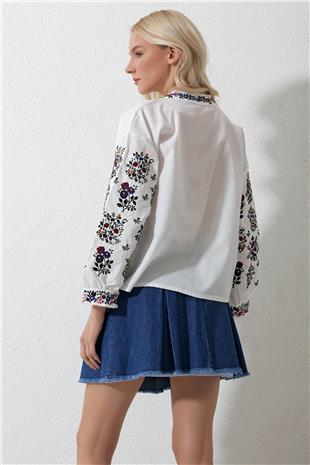 Kadın Beyaz Hakim Yaka Düğme Detaylı Nervürlü Nakışlı Dokuma Bluz ALC-X11927