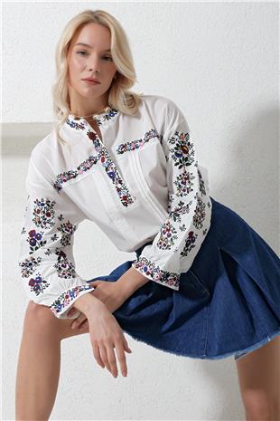 Kadın Beyaz Hakim Yaka Düğme Detaylı Nervürlü Nakışlı Dokuma Bluz ALC-X11927