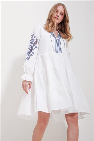Kadın Beyaz Hakim Yaka İçi Astarlı Nakış İşlemeli Elbise ALC-X11572