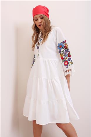 Kadın Beyaz Hakim Yaka Nakış İşlemeli Püskül Detaylı İçi Astarlı Poplin Elbise ALC-X6915