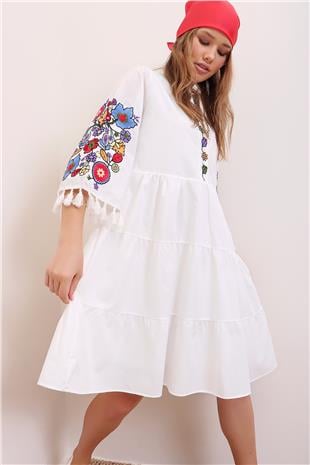 Kadın Beyaz Hakim Yaka Nakış İşlemeli Püskül Detaylı İçi Astarlı Poplin Elbise ALC-X6915