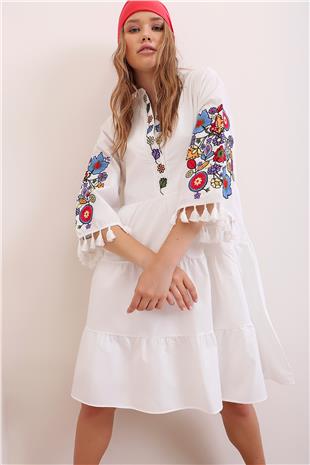 Kadın Beyaz Hakim Yaka Nakış İşlemeli Püskül Detaylı İçi Astarlı Poplin Elbise ALC-X6915