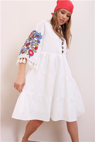 Kadın Beyaz Hakim Yaka Nakış İşlemeli Püskül Detaylı İçi Astarlı Poplin Elbise ALC-X6915