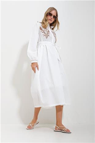 Kadın Beyaz Hakim Yaka Önü Nakışlı Balon Kol Kemerli Astarlı Dokuma Elbise ALC-X11568
