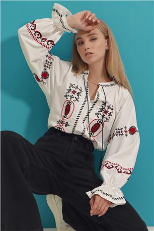 Kadın Beyaz Hakim Yaka Önü Ve Kolları Çiçek Nakışlı Poplin Dokuma Bluz ALC-X9056