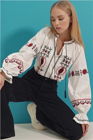Kadın Beyaz Hakim Yaka Önü Ve Kolları Çiçek Nakışlı Poplin Dokuma Bluz ALC-X9056