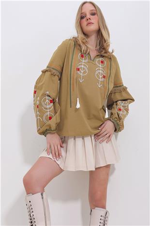 Kadın Yeşil İşlemeli Püskül Detaylı Dokuma Bluz ALC-X11375